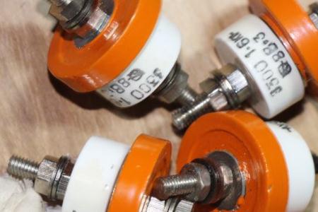 真空開(kāi)關(guān)管的氣密絕緣系統(tǒng)、屏蔽系統(tǒng)以及導(dǎo)電系統(tǒng)